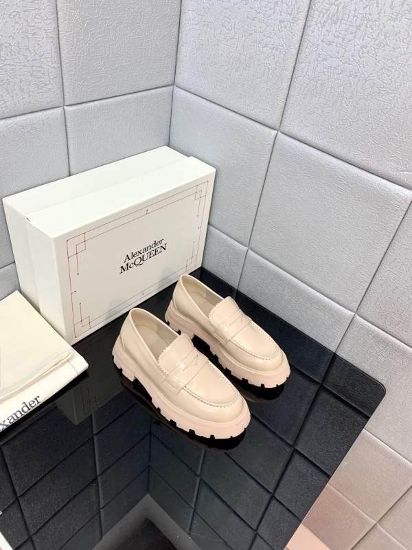 McQueen Cowhide Neri Stars Mandi