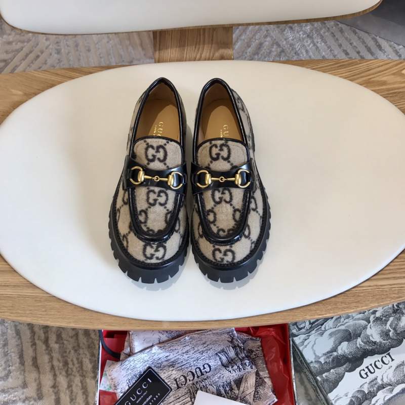 Thick moccasins with thick