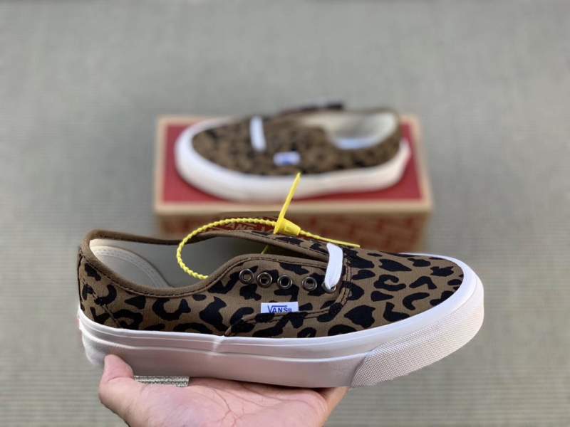 Vance anaheim shoes on canvas with low leopard print