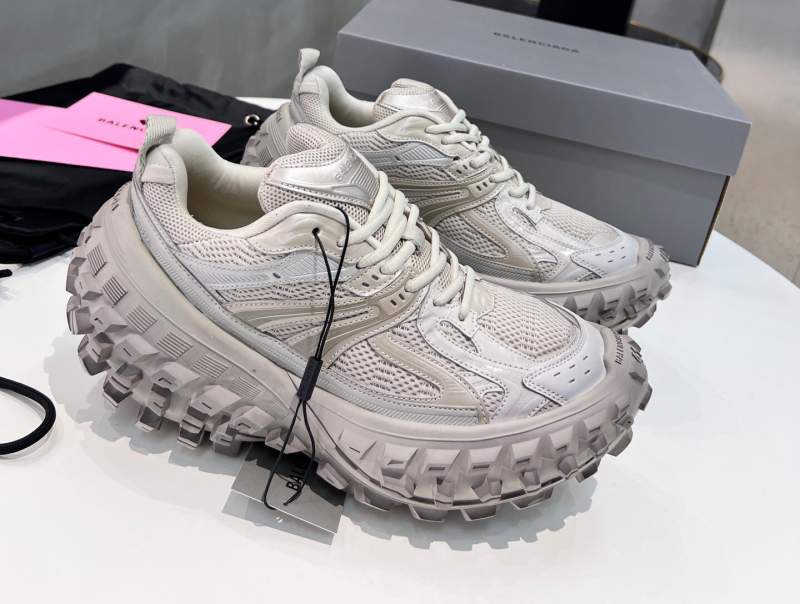 Tire shoes from the ancient series Balenclaga Defender