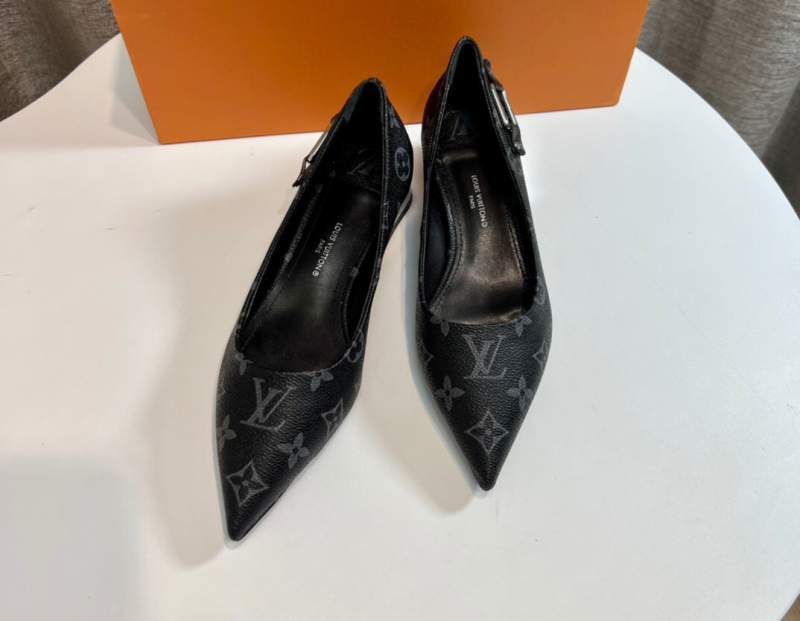 LV New old -fashioned black high heeled shoes