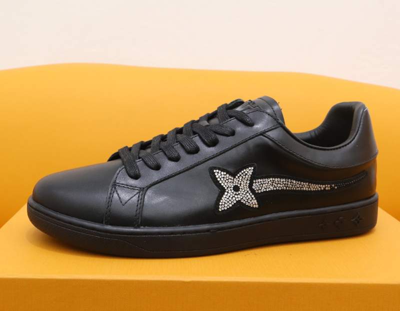 LV counter Buying casual shoes for men