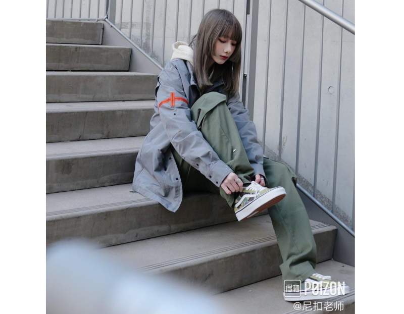 Popular vans of Little Red Book and co-marked canvas shoes