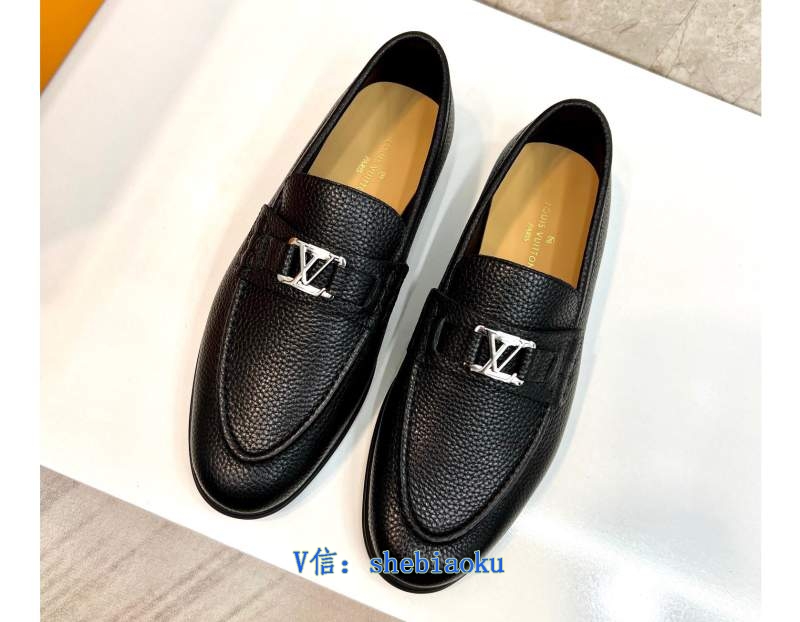 Decreeed leather shoes by Louis Vuitton Business.