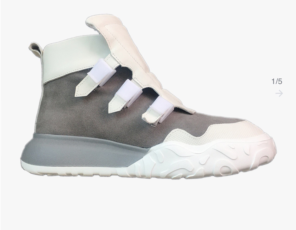Casual boots of the thick sole