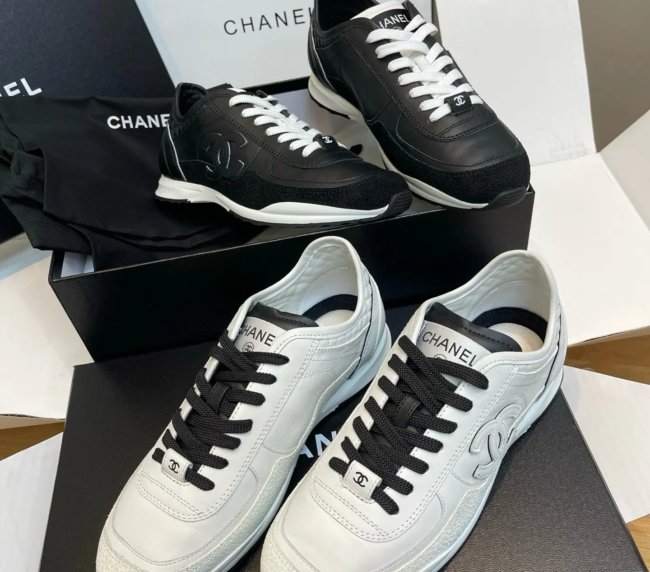 Chanel 2025 sports shoes Chanel Panda color matching looks good