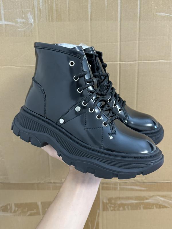 Alexander McQueen Alexander McQueen Treads with laces with laces and an ankle pure black arc boots