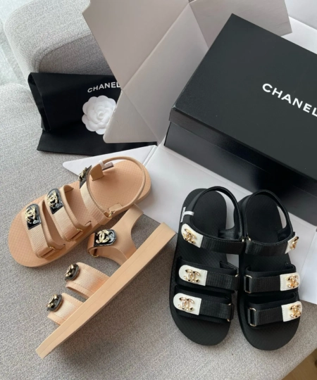 Chanel's new double C rhinestone Velcro thick-soled sandals (1)